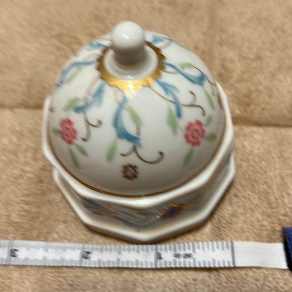 Prestige Of lace Venetian collection lidded trinket box - Picture 7 of 7